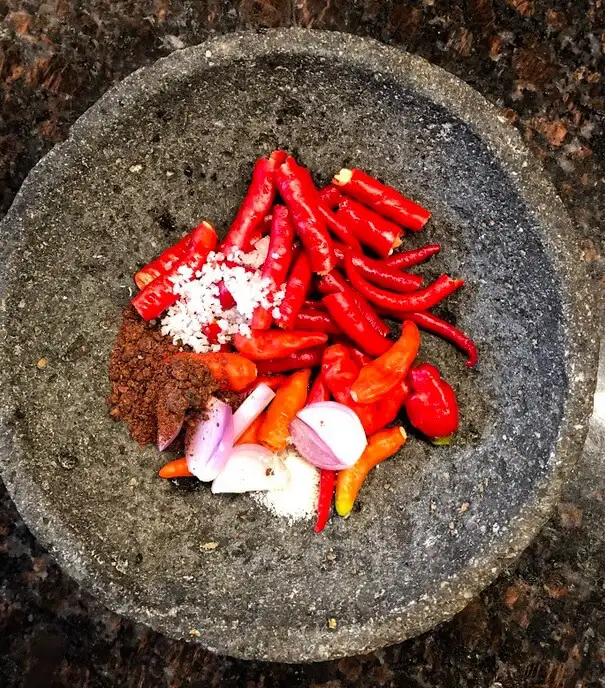 Sambal Terasi · ingredientes en el mortero