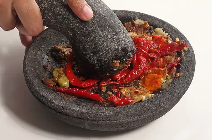 Sambal Terasi · majado de los ingredientes